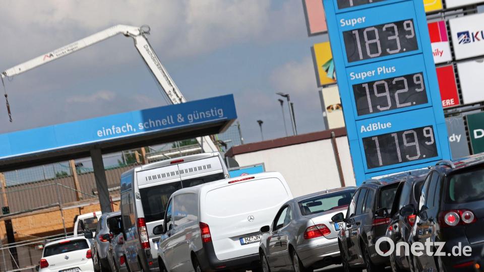 Teilweise kam es an Tankstellen zu Schlangen. Bild: Matthias Bein/dpa
