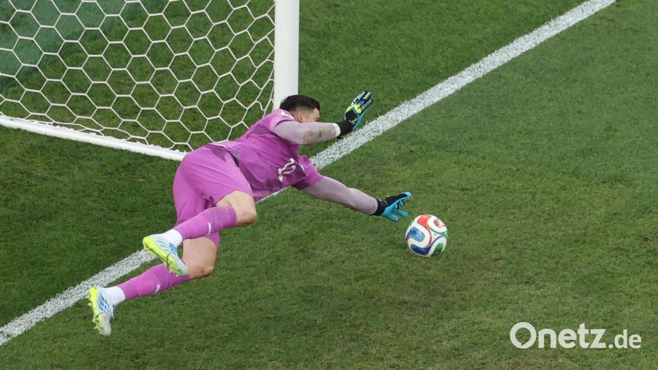 Held des Spiels: Paraguays Torwart Orlando Gill parierte die Elfmeter von Nick Woltemade und Kai Havertz. Bild: Jan Woitas/dpa