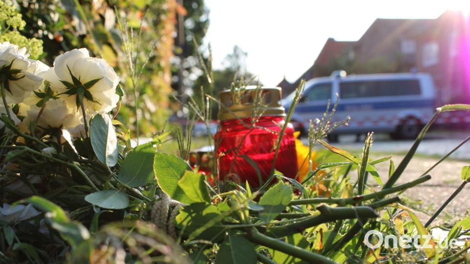 Stade: Kerzen und Blumen nahe Jugendhilfeeinrichtung nach Schüssen mit mehreren Toten Bild: Kai Moorschlatt/dpa