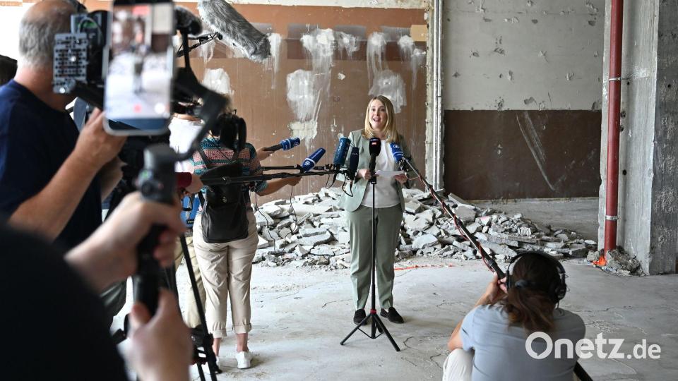 Bauministerin Verena Hubertz schaute sich in Berlin den Umbau zu Wohneinheiten an. Bild: Elisa Schu/dpa