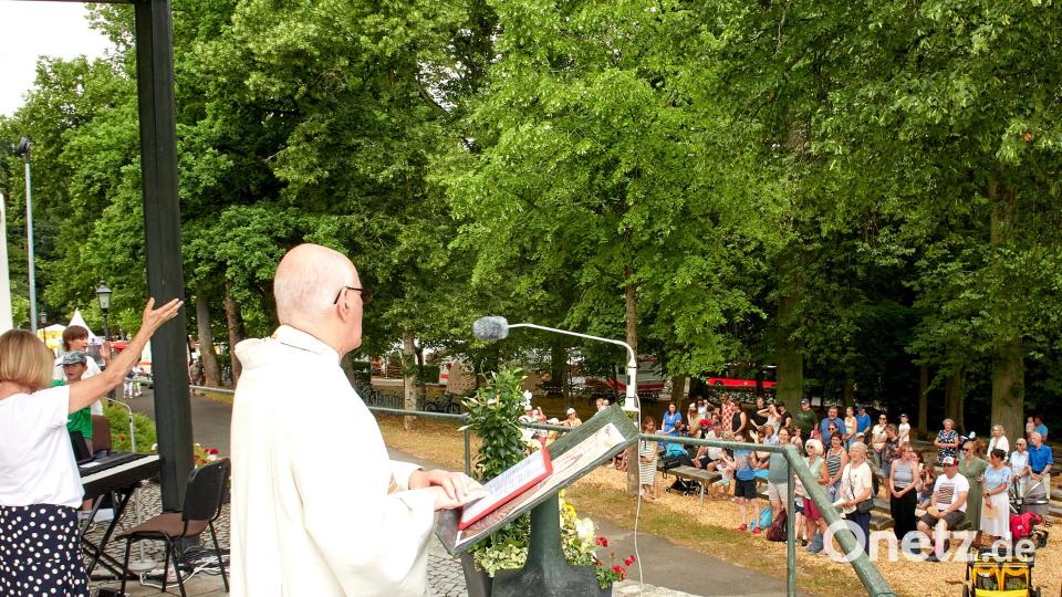 Die Bänke vor dem Freialtar waren gut gefüllt. Bild: Peter Ringeisen