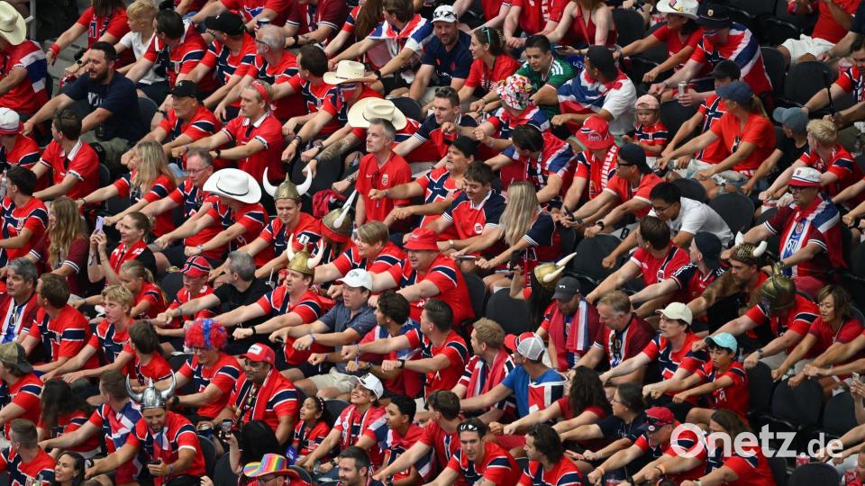 Auf den Tribünen ruderten norwegische Fans wieder. Bild: Jessica Tobias/AP/dpa