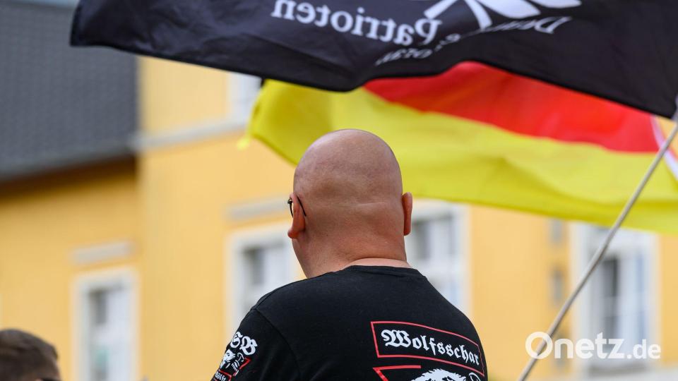 Den größten Zuwachs sieht das Bundesamt für Verfassungsschutz bei den Rechtsextremisten. (Symbolbild) Bild: Patrick Pleul/dpa