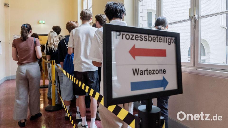 Zuschauer warten am 61. Prozesstag auf Einlass. Bild: Markus Scholz/dpa