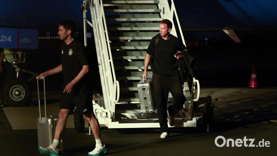Nach höchsten Zielen ganz unten angekommen: Julian Nagelsmann nach der Rückkehr aus Foxborough. Bild: Christian Charisius/dpa