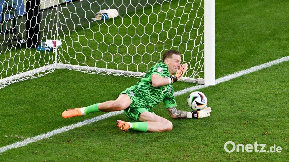 Pickford wurde 2018 und 2024 zum Elfmeterheld. (Archivfoto) Bild: David Inderlied/dpa