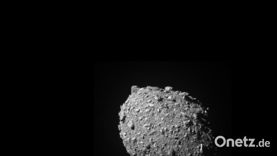 Das von der NASA zur Verfügung gestellte Foto zeigt den Asteroiden-Mond Dimorphos kurz vor dem Aufprall der Raumsonde „Dart“. (Handout) Bild: -/NASA/Johns Hopkins APL/dpa