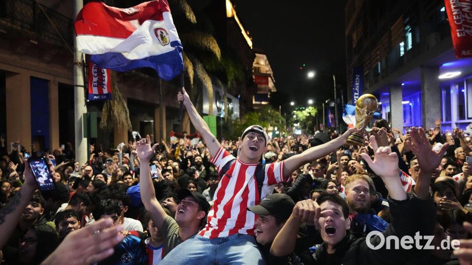 Paraguay im Ausnahmezustand: Zehntausende feiern auf den Straßen. Bild: Jorge Saenz/AP/dpa