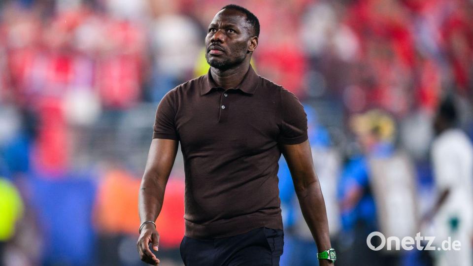 Muss viele Themen moderieren: Senegal-Trainer Pape Thiaw. (Archivbild) Bild: Tom Weller/dpa