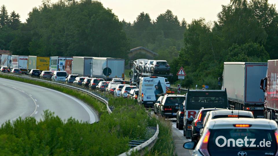 Wegen des Brandes ist die Autobahn gesperrt. Es bildet sich ein Stau. Bild: Uwe Lein/dpa