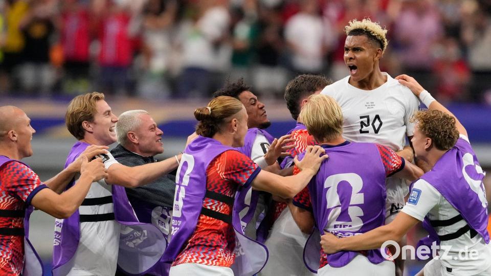 Der Norweger Antonio Nusa (oben) feiert sein Tor zum 0:1 mit seinen Mannschaftskollegen. Bild: Tony Gutierrez/AP Photo/dpa