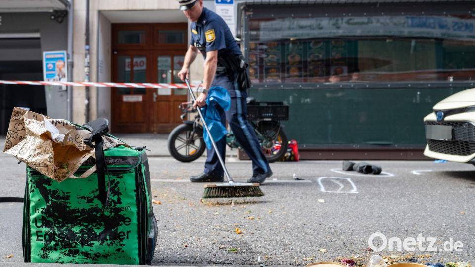 Polizisten und Rettungskräfte rückten zum Ort des Geschehens aus. (Symbolbild) Bild: Lennart Preiss/dpa