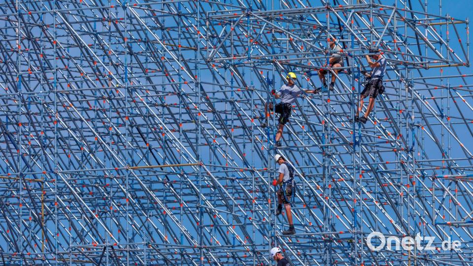 Neustadt-Glewe: Großes Setup, große Bühne – Airbeat One nimmt auf dem Flughafengelände Gestalt an Bild: Jens Büttner/dpa