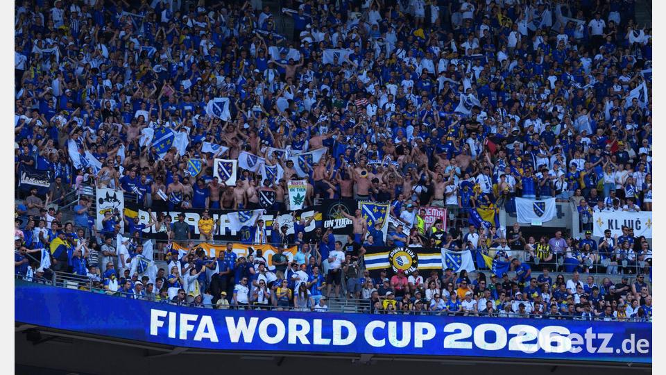 Bosniens Fans unterstützen ihr Team bei der WM bsher lautstark. (Archivbild) Bild: Manu Fernandez/AP/dpa