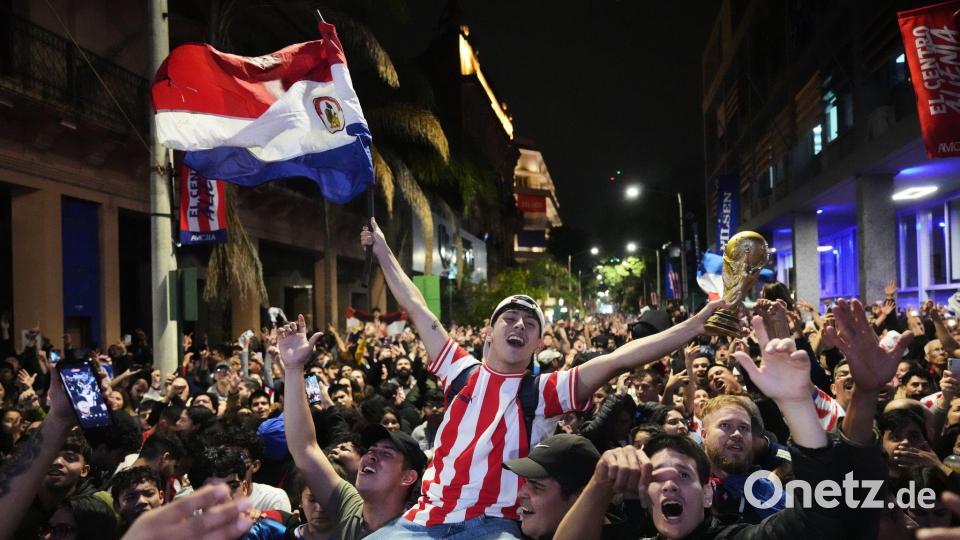 Asunción, Paraguay: Ausgelassene WM-Stimmung - Fans jubeln nach Spiel Deutschland gegen Paraguay . Bild: Jorge Saenz/AP/dpa