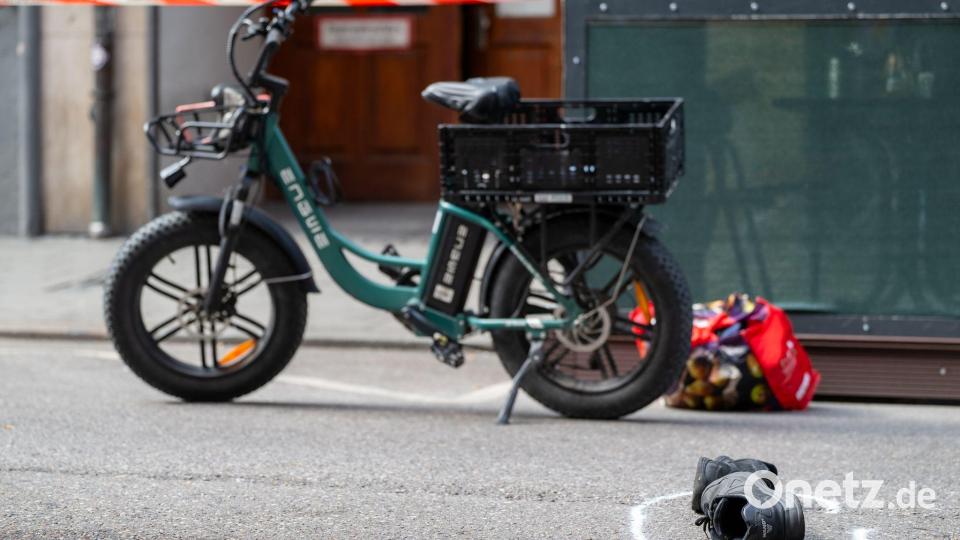 Der 37 Jahre alte Radfahrer sei wegen des Streits an einer Kreuzung in der Nähe des Karlsplatzes (Stachus) zunächst abgestiegen und zu dem Taxi hinter ihm gegangen, sagte eine Polizeisprecherin. Bild: Lennart Preiss/dpa