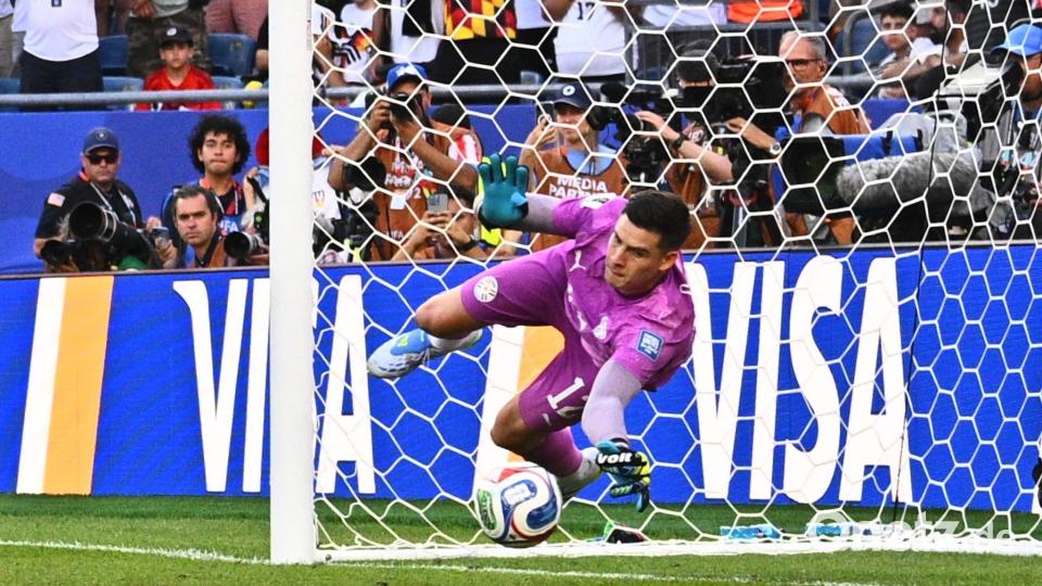 Held des Abends: Paraguays Torhüter Orlando Gill. Bild: Tom Weller/dpa