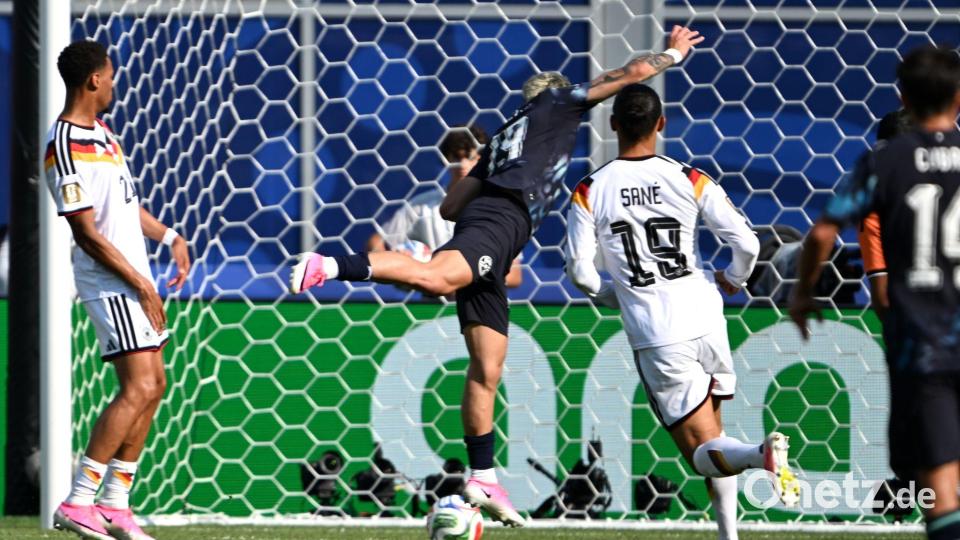 Mutterseelenallein: Julio Enciso (M) erzielt per Kopf das 1:0 für Paraguay. Bild: Federico Gambarini/dpa