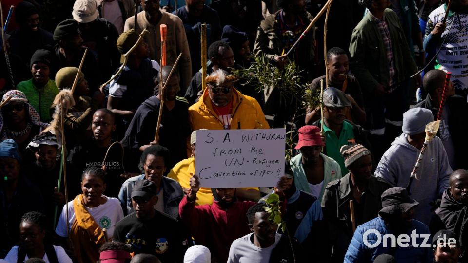 Am Rande der Märsche kam es zu Übergriffen. Bild: Themba Hadebe/AP/dpa