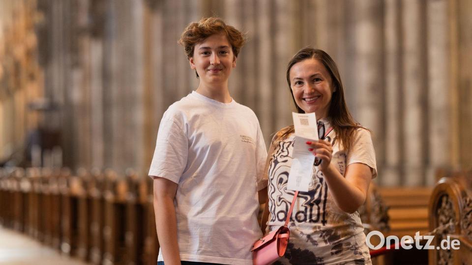 Julia und David, in Istanbul lebende Ukrainer, sind die ersten Gäste jemals, die für den Dom Eintritt zahlen mussten. Bild: Rolf Vennenbernd/dpa