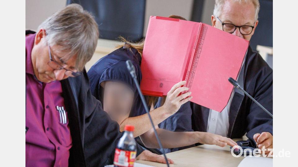 Die Angeklagte (verdeckt) schweigt bislang zu den Vorwürfen. Bild: Jens Büttner/dpa