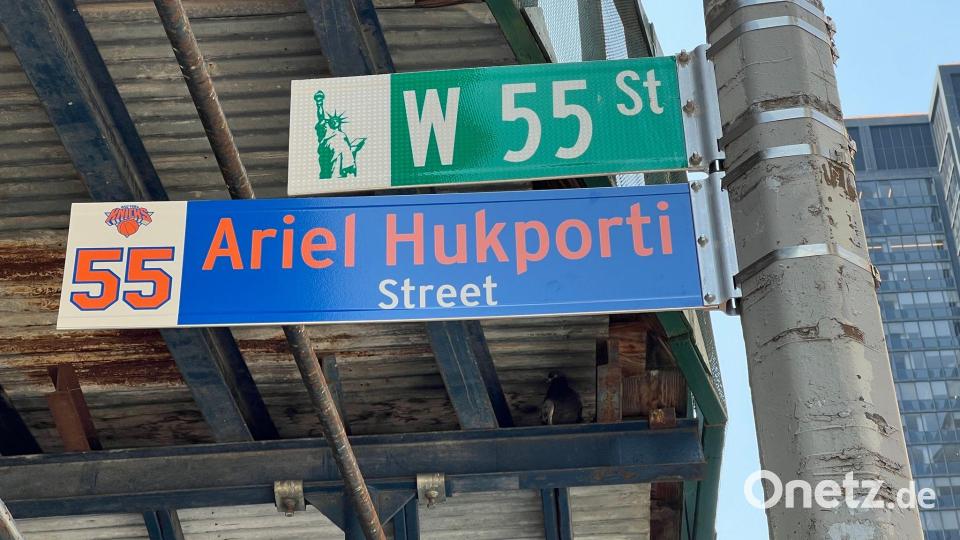 Ein Straßenschild in New York für Hukporti nach dem NBA-Titel. Bild: Christina Horsten/dpa
