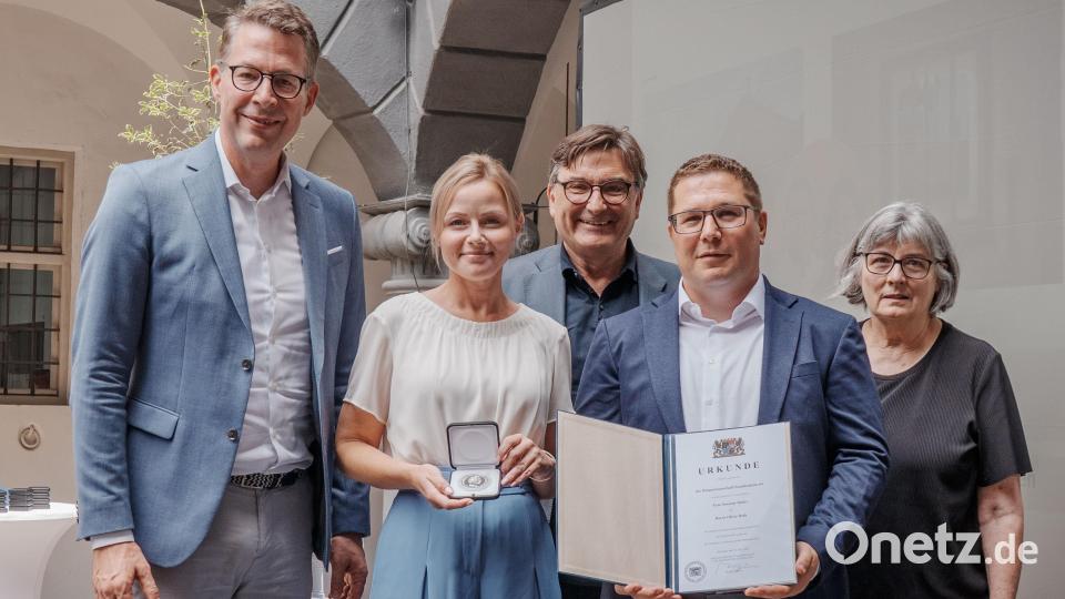 Staatsminister Markus Blume (von links) mit Susanne Huber, Karlheinz Beer, Oliver Rath und Edith Huff. Bild: Axel Koenig, StMWK