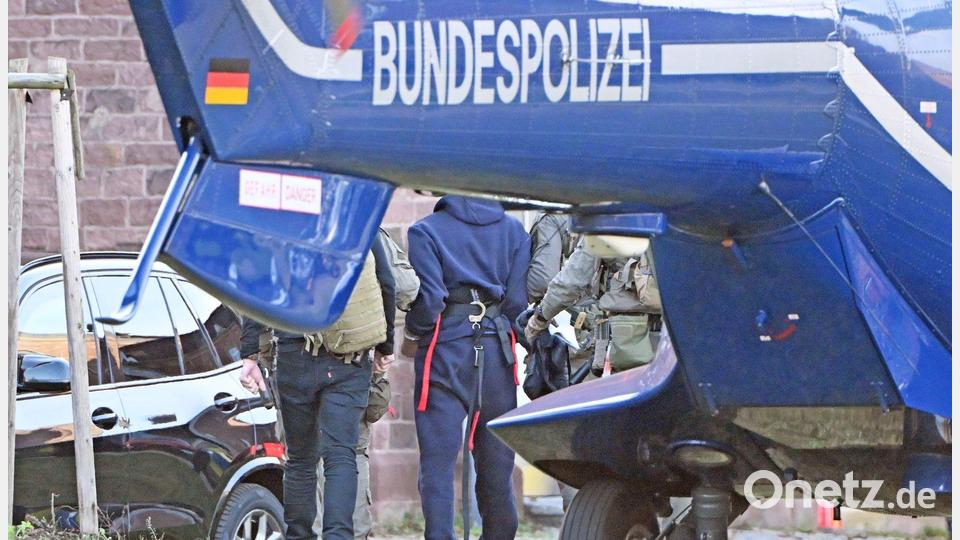 In einem Hubschrauber der Bundespolizei wurde der Verdächtige im November nach Karlsruhe gebracht. (Archivbild) Bild: Uli Deck/dpa
