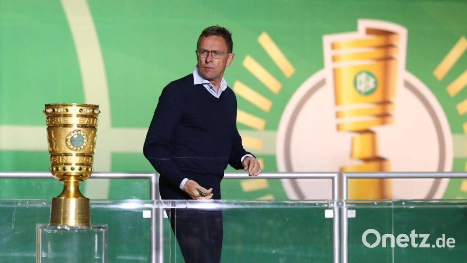 Mit Schalke gewann Rangnick den Pokal, mit Leipzig verlor er das Finale.  (Archivbild) Bild: Christian Charisius/dpa