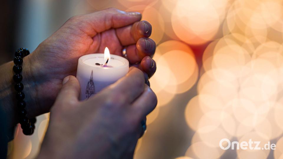 Nach der Tötung von sechs Menschen in Stade haben viele Menschen bei einem Trauergottesdienst Trost und Gemeinschaft gesucht. Bild: Moritz Frankenberg/dpa