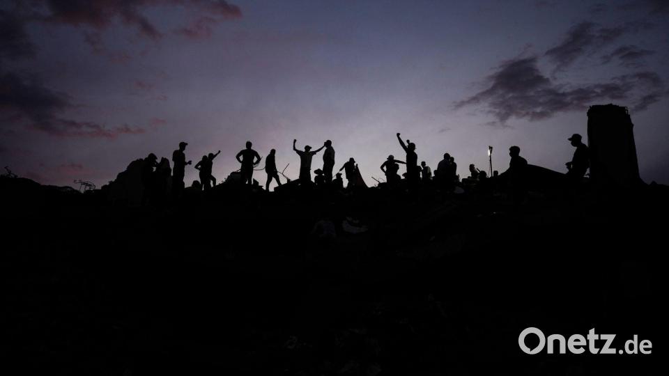 Rettungskräfte reagieren im Einsatz in La Guaira, während sie Such- und Rettungsmaßnahmen nach den Erdbeben in Venezuela durchführen, um mögliche Überlebende zu erreichen. Bild: Matias Delacroix/AP/dpa