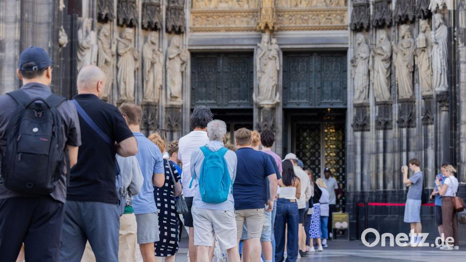 Vor Einlassbeginn bildete sich eine kleine Schlange vor dem Dom-Haupteingang. Bild: Rolf Vennenbernd/dpa