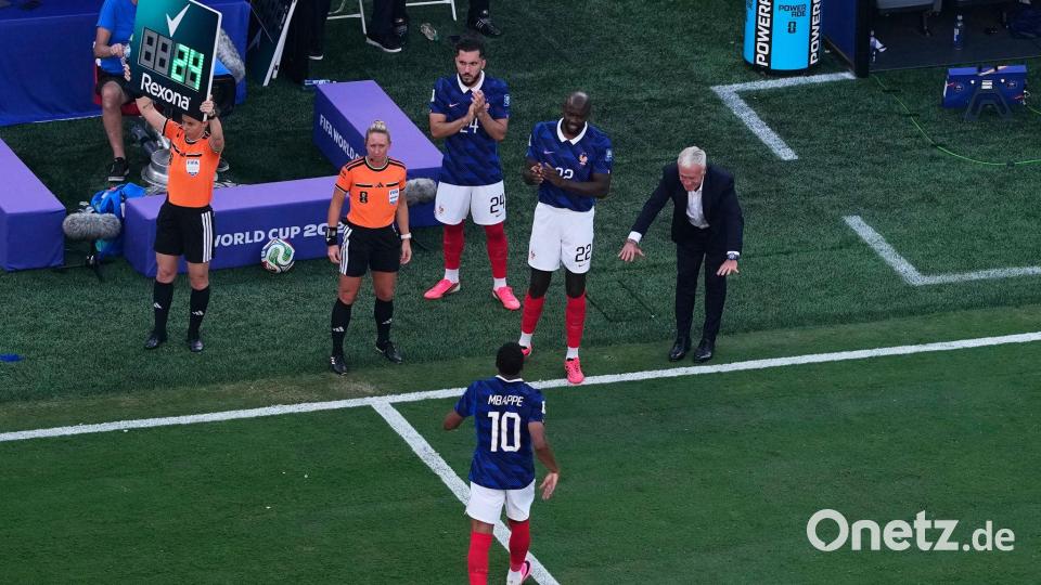 Didier Deschamps wechselte Kylian Mbappé aus - und verneigte sich. Bild: Petr David Josek/AP/dpa