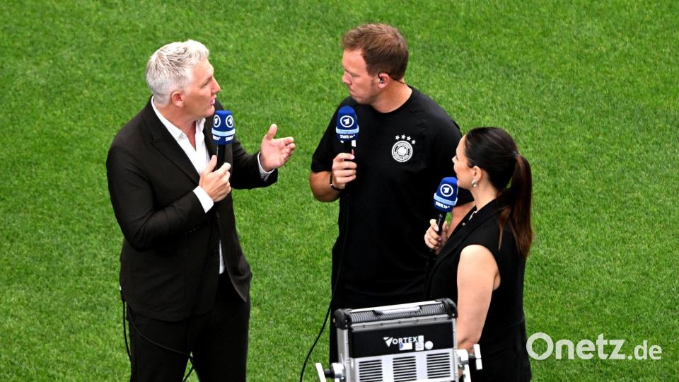 Bastian Schweinsteiger (l) erklärt seine Expertensicht. (Archivbild) Bild: Federico Gambarini/dpa