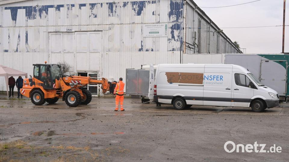 Transportboxen wurden verladen. Bild: Heiko Rebsch/dpa