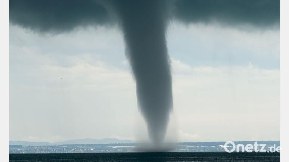 Am Mittwochmittag hat sich ein Tornado auf dem Bodensee vor Friedrichshafen gebildet. Bild: Kraus/swd-medien/dpa