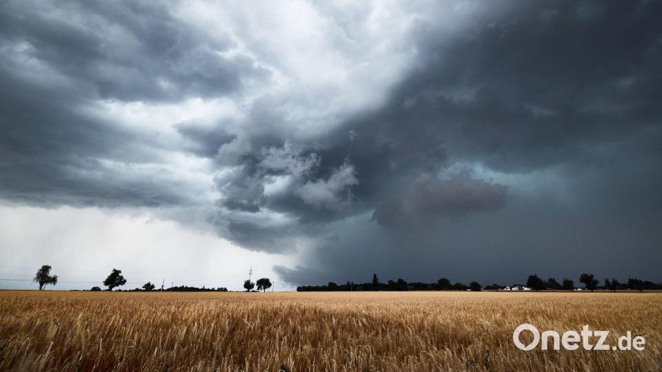 Dunkle Gewitterwolken sind am Himmel über dem Landkreis Tübingen zu sehen. Bild: Nicklas Walther/onw-images/dpa