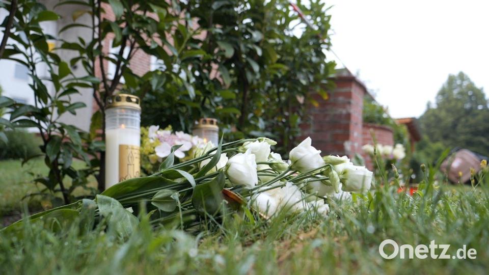 Nach der Gewalttat von Stade ist die Trauer groß. Bild: Jörn Hüneke/Jörn Hünecke/dpa