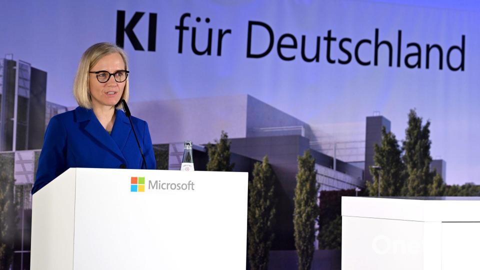 Microsoft-Deutschlandchefin Agnes Heftberger beim Spatenstich für eins der drei bereits bekannten KI-Rechenzentren von Microsoft im Rheinischen Revier im März. (Archivbild) Bild: Wolf von Dewitz/dpa