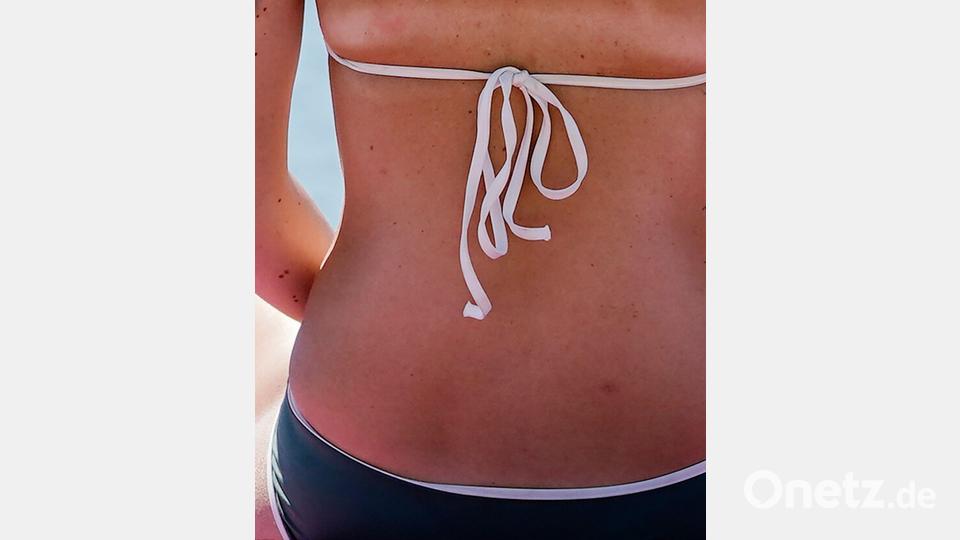 Der Bikini war nie nur Bademode. Er war immer auch ein Testfeld: für Moral, für Freiheit, für Sichtbarkeit. (Illustration) Bild: Uwe Anspach/dpa/dpa-tmn