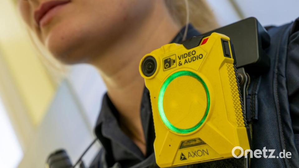 Polizistin mit Bodycam. Bild: Peter Kneffel/dpa