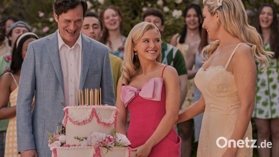 Einst wurde Elle von Reese Witherspoon gespielt, im Prequel tritt Lexi Minetree (mittig im Bild) in die Fußstapfen des Hollywood-Stars. Bild: Jessica Brooks/Amazon Prime/dpa