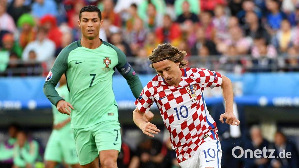 Schon Gegner bei der EM 2016: Portugals Cristiano Ronaldo und Kroatiens Luka Modric (r). Bild: picture alliance / dpa