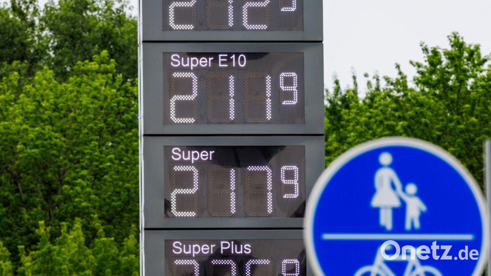 Nach dem Mittagssprung lagen Benzin und Diesel im bundesweiten Durchschnitt deutlich über 2 Euro pro Liter. Bild: Jens Büttner/dpa