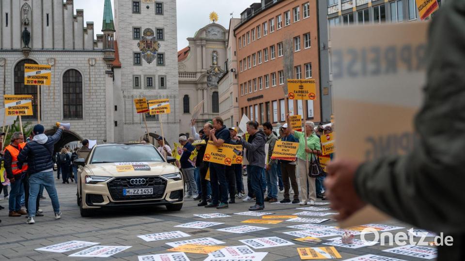 Taxifahrerinnen und Taxifahrer hatten schon lange für Mindestpreise und für einen fairen Wettbewerb demonstriert. (Archivbild) Bild: Leonie Asendorpf/dpa