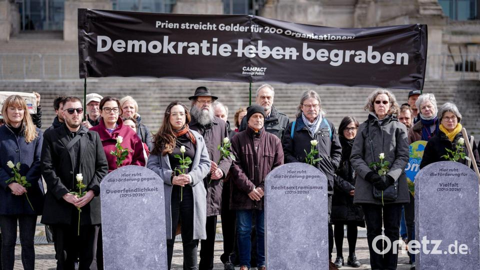 Eine Demonstration am Bundestag wandte sich im Frühjahr gegen Einschnitte bei „Demokratie leben!“. (Archivbild) Bild: Kay Nietfeld/dpa