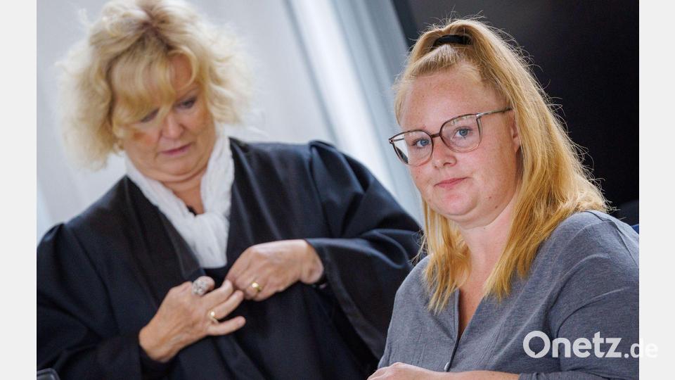 Fabians Mutter (rechts) nimmt mit ihrer Rechtsanwältin Christine Habetha (links) als Nebenklägerin an dem Prozess teil. Bild: Jens Büttner/dpa