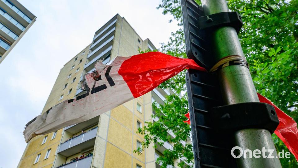 Am Morgen nach dem Sturz hängt noch Absperrband der Polizei an einem Mast. Bild: Patrick Pleul/dpa