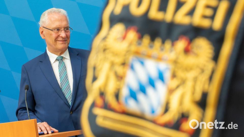 Herrmann ruft zu Respekt für Polizisten auf. Bild: Peter Kneffel/dpa