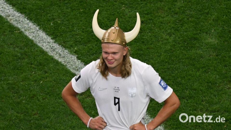 Norwegens Held mit Wikinger-Helm: Erling Haaland. Bild: Jessica Tobias/AP/dpa